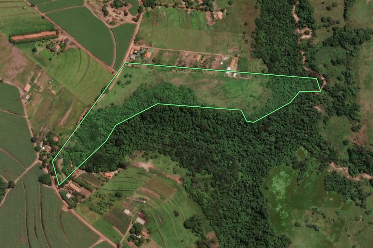 Imagem de satélite do imóvel rural em Santa Cruz da Conceição (SP), com o contorno declarado no CAR desenhado por cima.