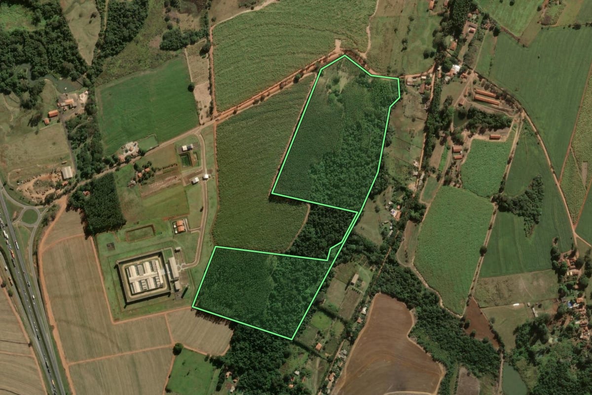 Imagem de satélite do imóvel rural em Santa Cruz da Conceição (SP), com o contorno declarado no CAR desenhado por cima.