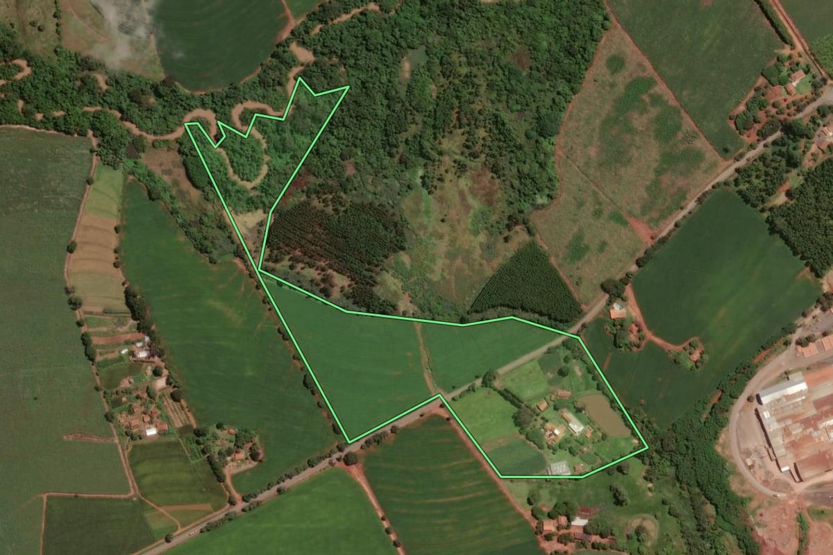 Imagem de satélite do imóvel rural em Santa Cruz da Conceição (SP), com o contorno declarado no CAR desenhado por cima.