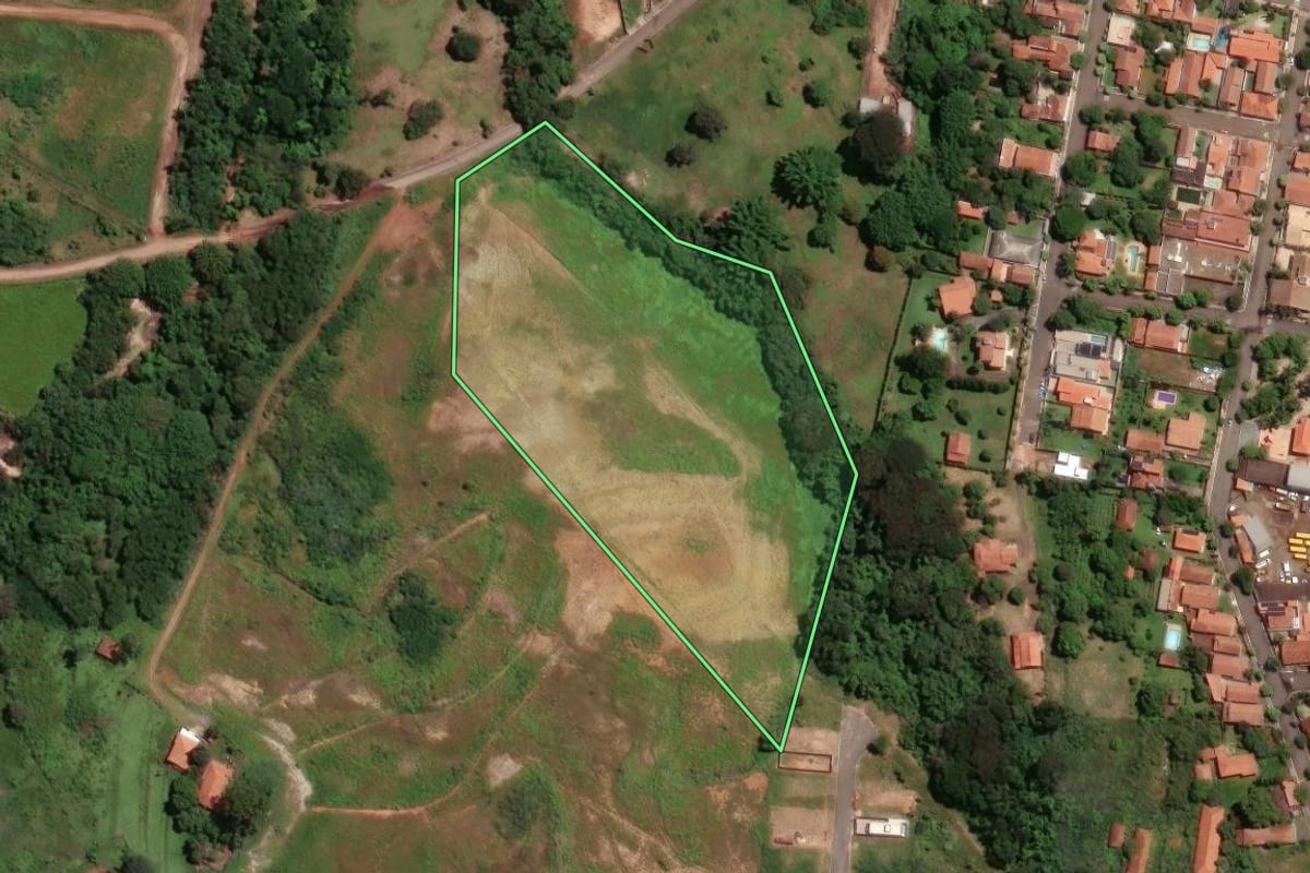 Imagem de satélite do imóvel rural em Santa Cruz da Conceição (SP), com o contorno declarado no CAR desenhado por cima.