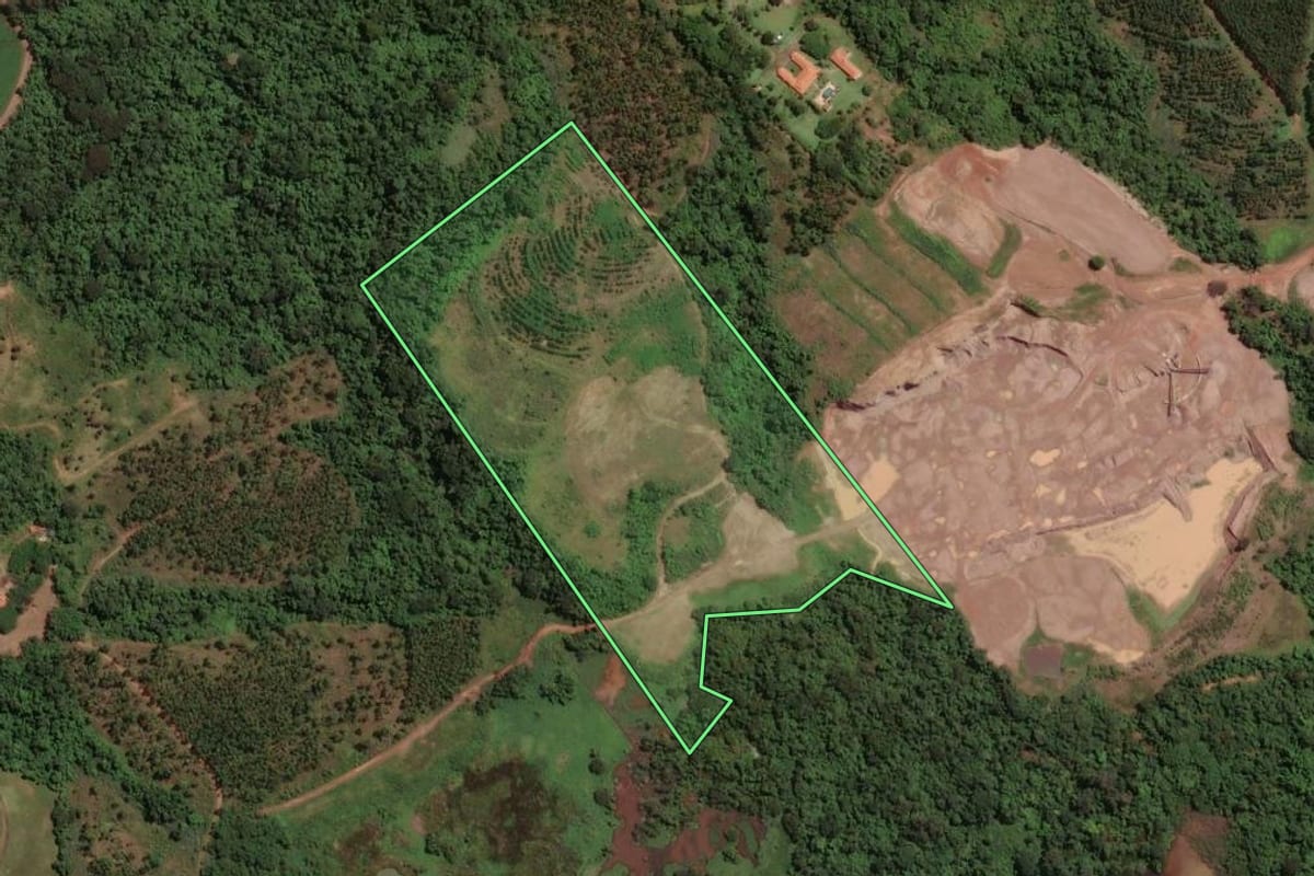 Imagem de satélite do imóvel rural em Santa Cruz da Conceição (SP), com o contorno declarado no CAR desenhado por cima.