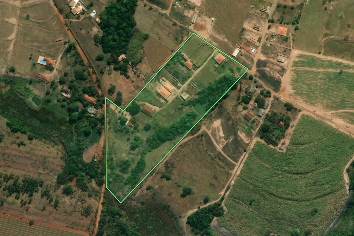 Imagem de satélite do imóvel rural em Santa Cruz da Esperança (SP), com o contorno declarado no CAR desenhado por cima.