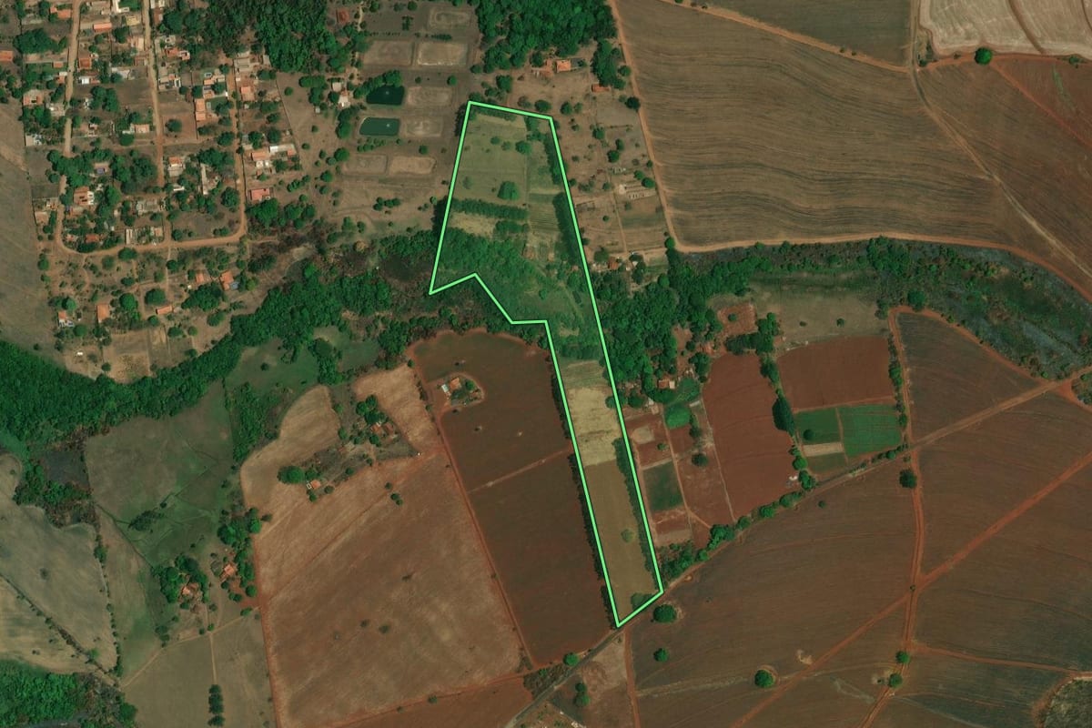Imagem de satélite do imóvel rural em Santa Cruz da Esperança (SP), com o contorno declarado no CAR desenhado por cima.