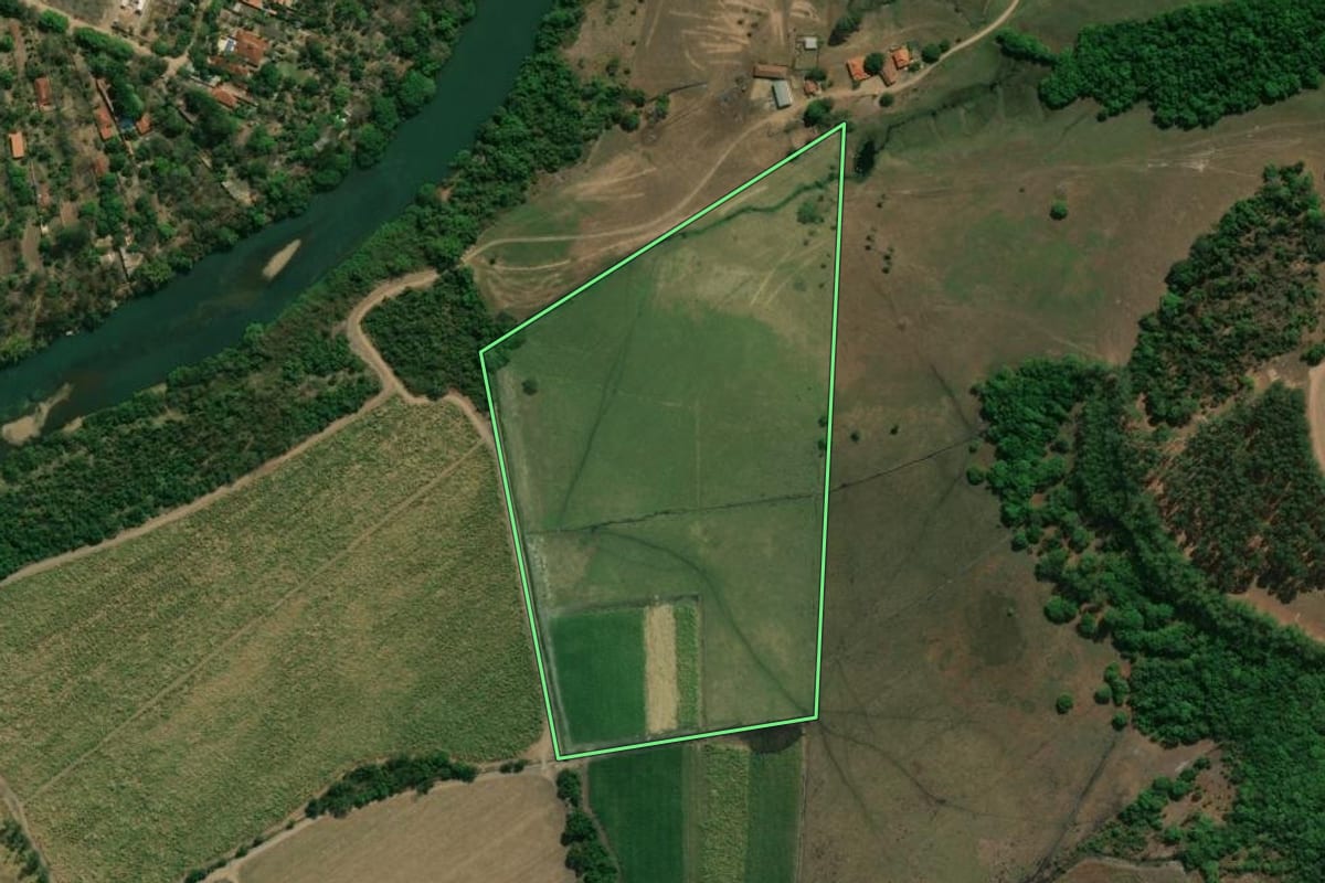 Imagem de satélite do imóvel rural em Santa Cruz da Esperança (SP), com o contorno declarado no CAR desenhado por cima.