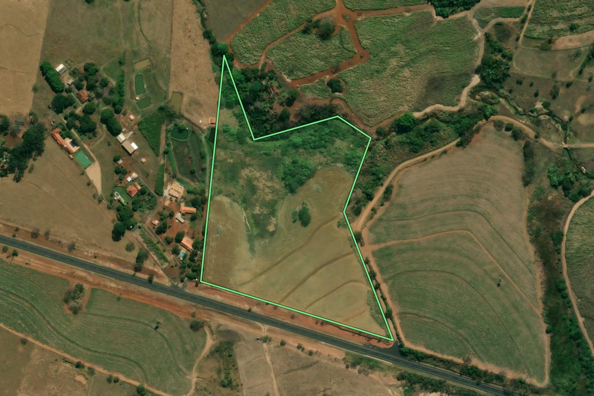 Imagem de satélite do imóvel rural em Santa Cruz da Esperança (SP), com o contorno declarado no CAR desenhado por cima.