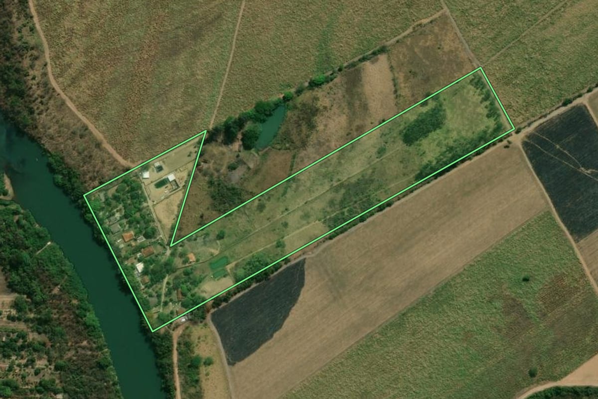 Imagem de satélite do imóvel rural em Santa Cruz da Esperança (SP), com o contorno declarado no CAR desenhado por cima.