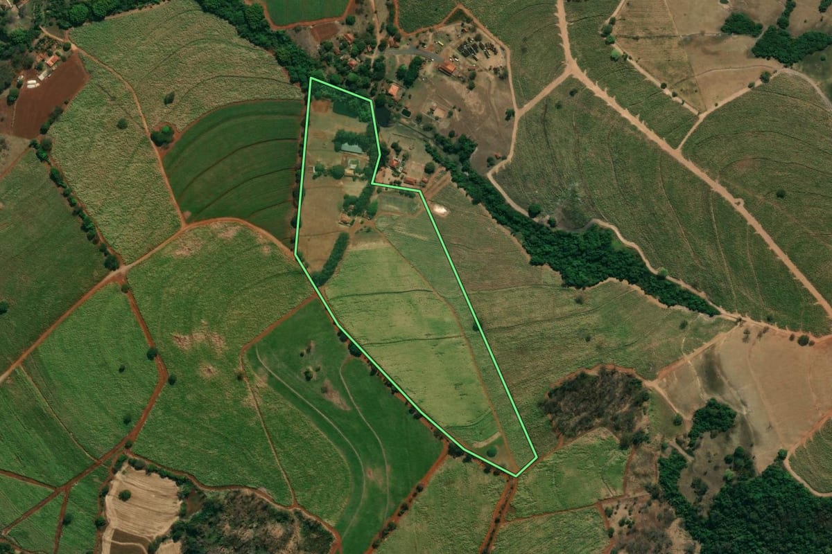 Imagem de satélite do imóvel rural em Santa Cruz da Esperança (SP), com o contorno declarado no CAR desenhado por cima.