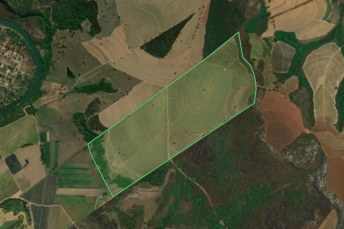 Imagem de satélite do imóvel rural em Santa Cruz da Esperança (SP), com o contorno declarado no CAR desenhado por cima.