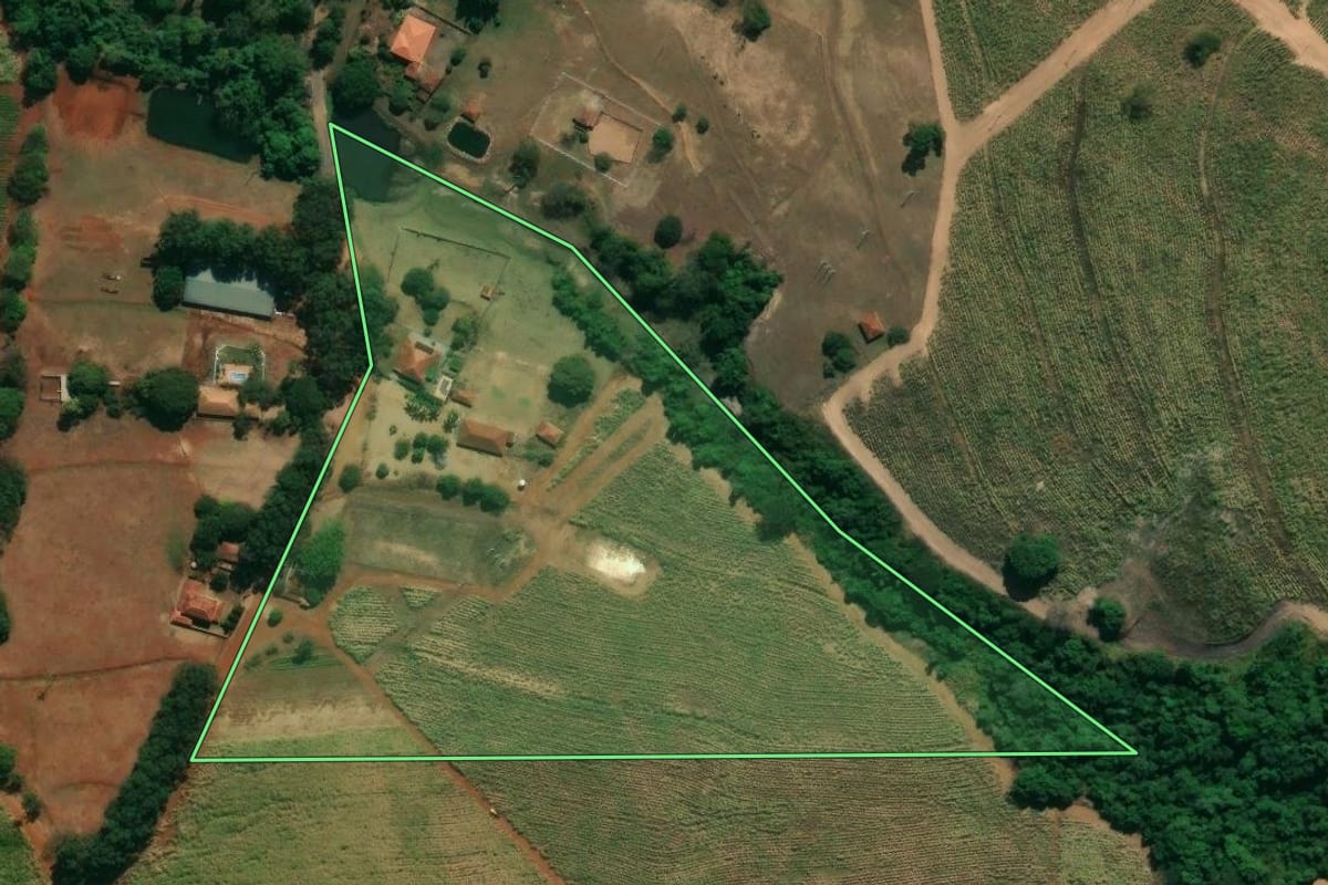 Imagem de satélite do imóvel rural em Santa Cruz da Esperança (SP), com o contorno declarado no CAR desenhado por cima.