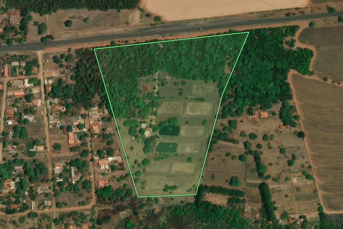 Imagem de satélite do imóvel rural em Santa Cruz da Esperança (SP), com o contorno declarado no CAR desenhado por cima.