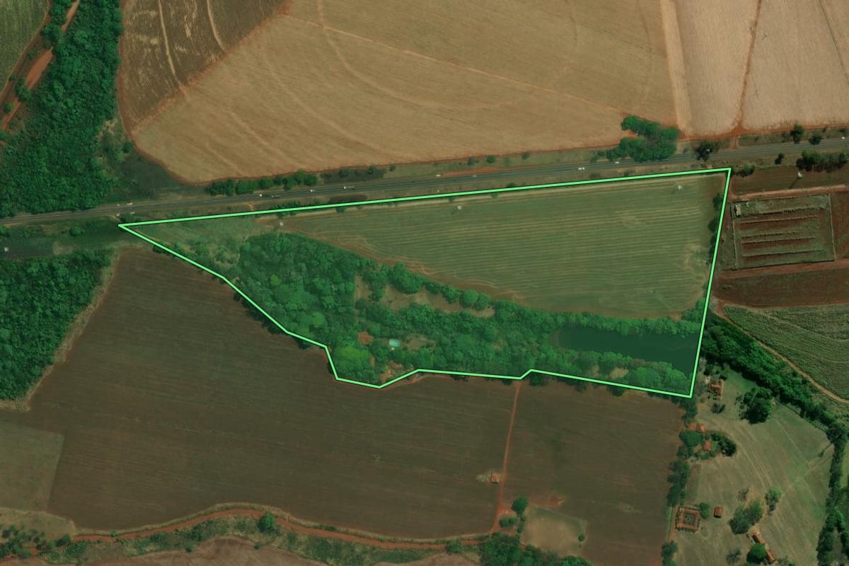 Imagem de satélite do imóvel rural em Santa Cruz das Palmeiras (SP), com o contorno declarado no CAR desenhado por cima.