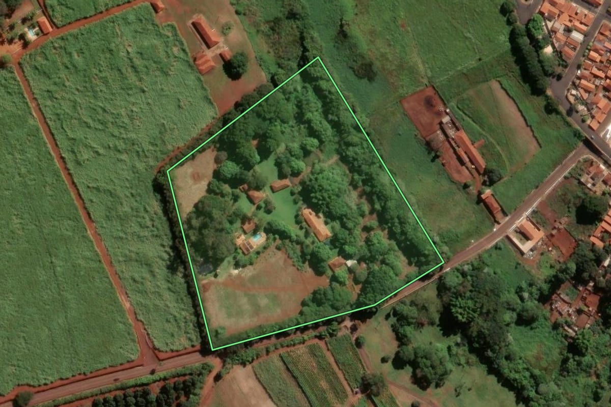 Imagem de satélite do imóvel rural em Santa Cruz das Palmeiras (SP), com o contorno declarado no CAR desenhado por cima.