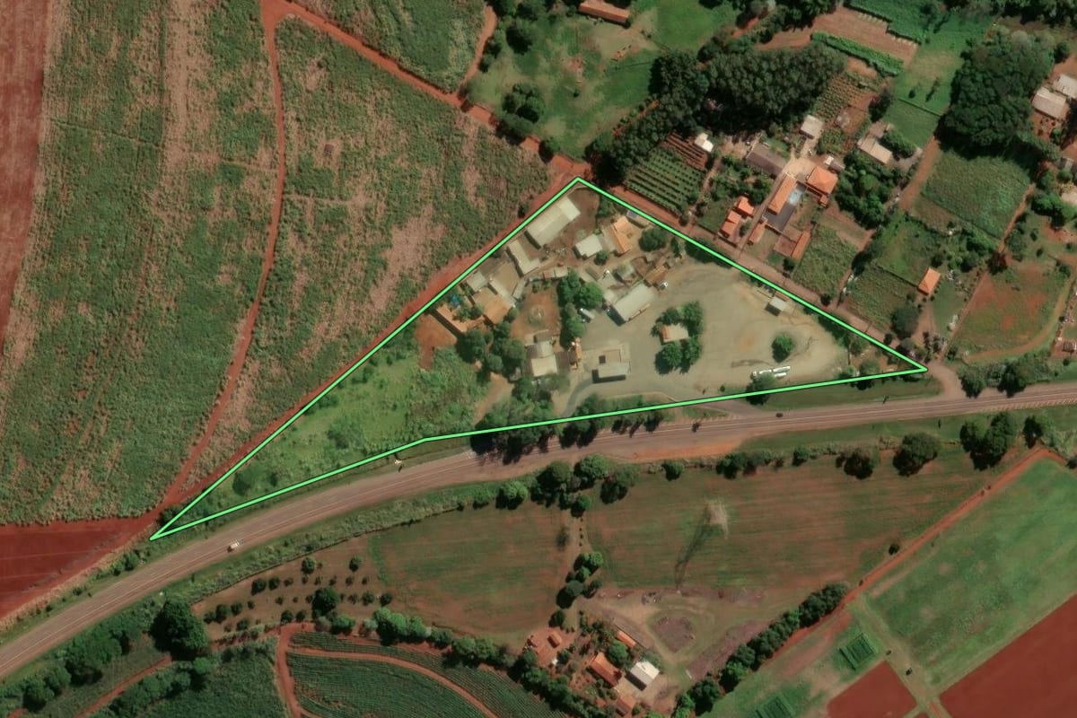 Imagem de satélite do imóvel rural em Santa Cruz das Palmeiras (SP), com o contorno declarado no CAR desenhado por cima.