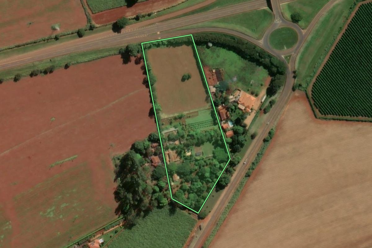 Imagem de satélite do imóvel rural em Santa Cruz das Palmeiras (SP), com o contorno declarado no CAR desenhado por cima.