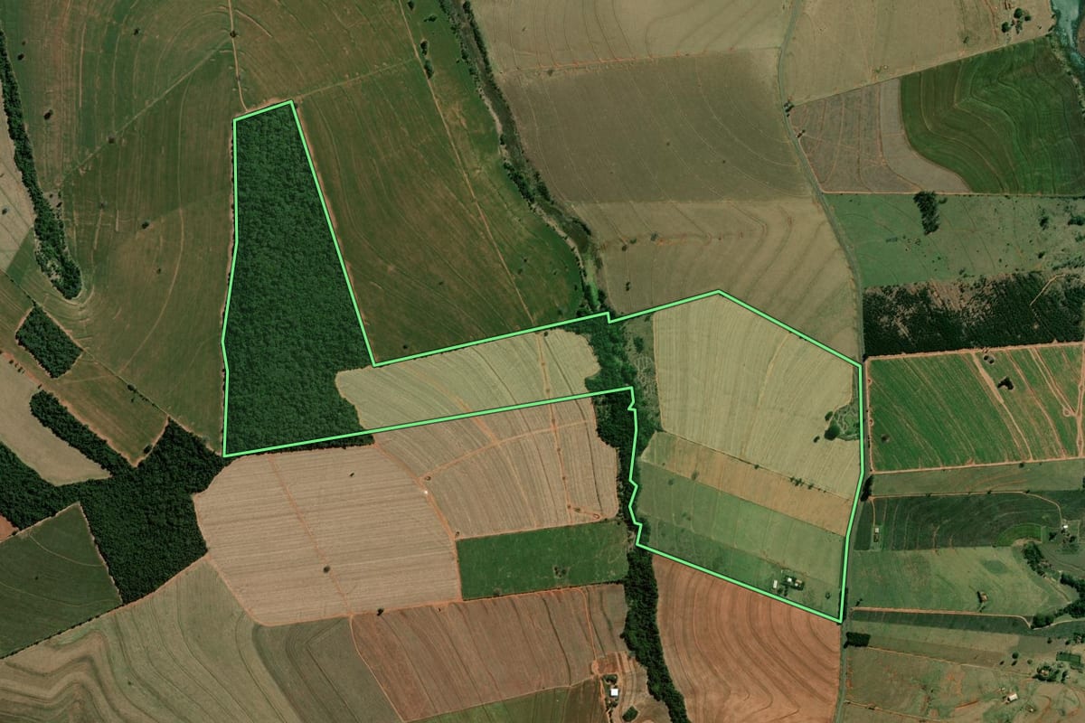 Imagem de satélite do imóvel rural em Santa Cruz do Rio Pardo (SP), com o contorno declarado no CAR desenhado por cima.