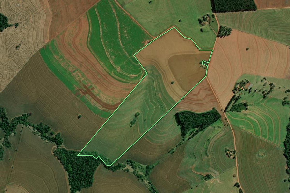 Imagem de satélite do imóvel rural em Santa Cruz do Rio Pardo (SP), com o contorno declarado no CAR desenhado por cima.