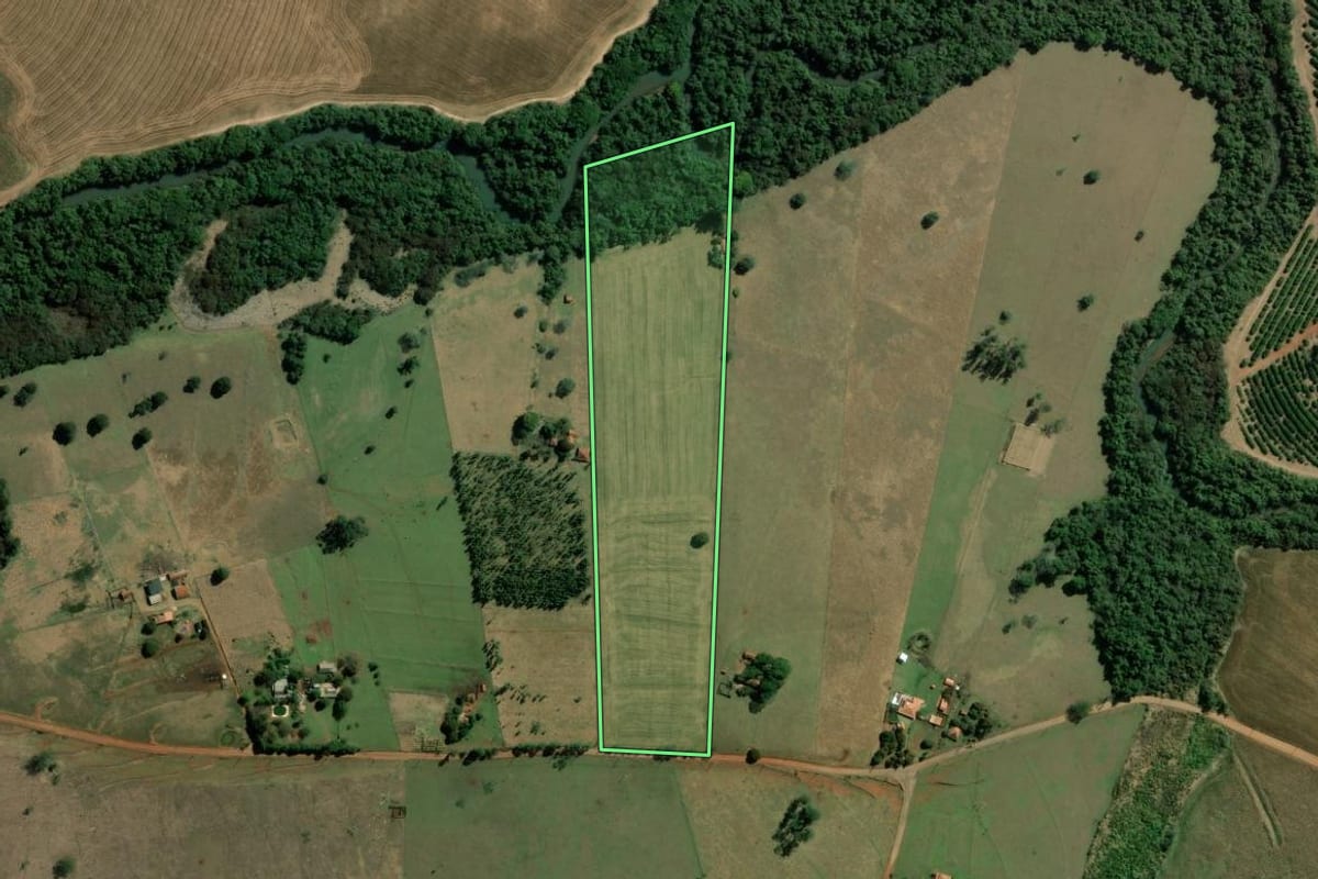 Imagem de satélite do imóvel rural em Santa Cruz do Rio Pardo (SP), com o contorno declarado no CAR desenhado por cima.