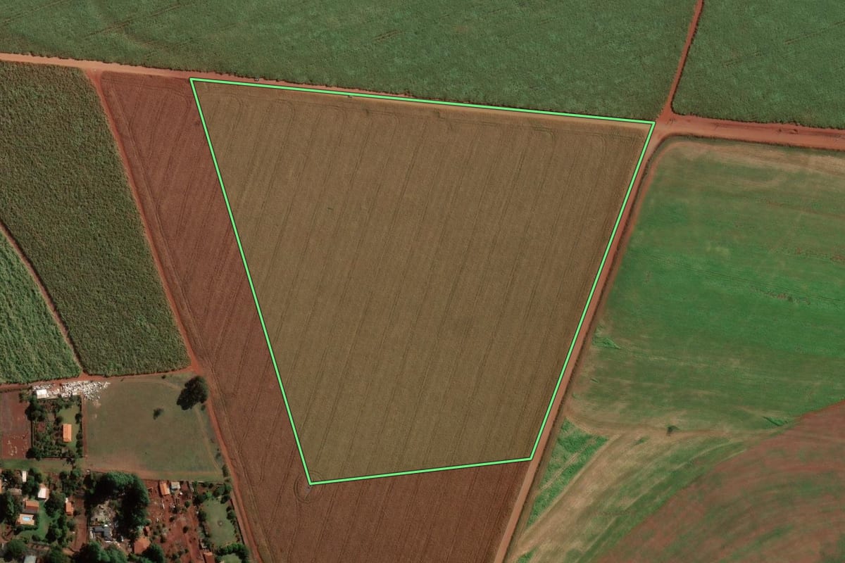Imagem de satélite do imóvel rural em Santa Cruz do Rio Pardo (SP), com o contorno declarado no CAR desenhado por cima.