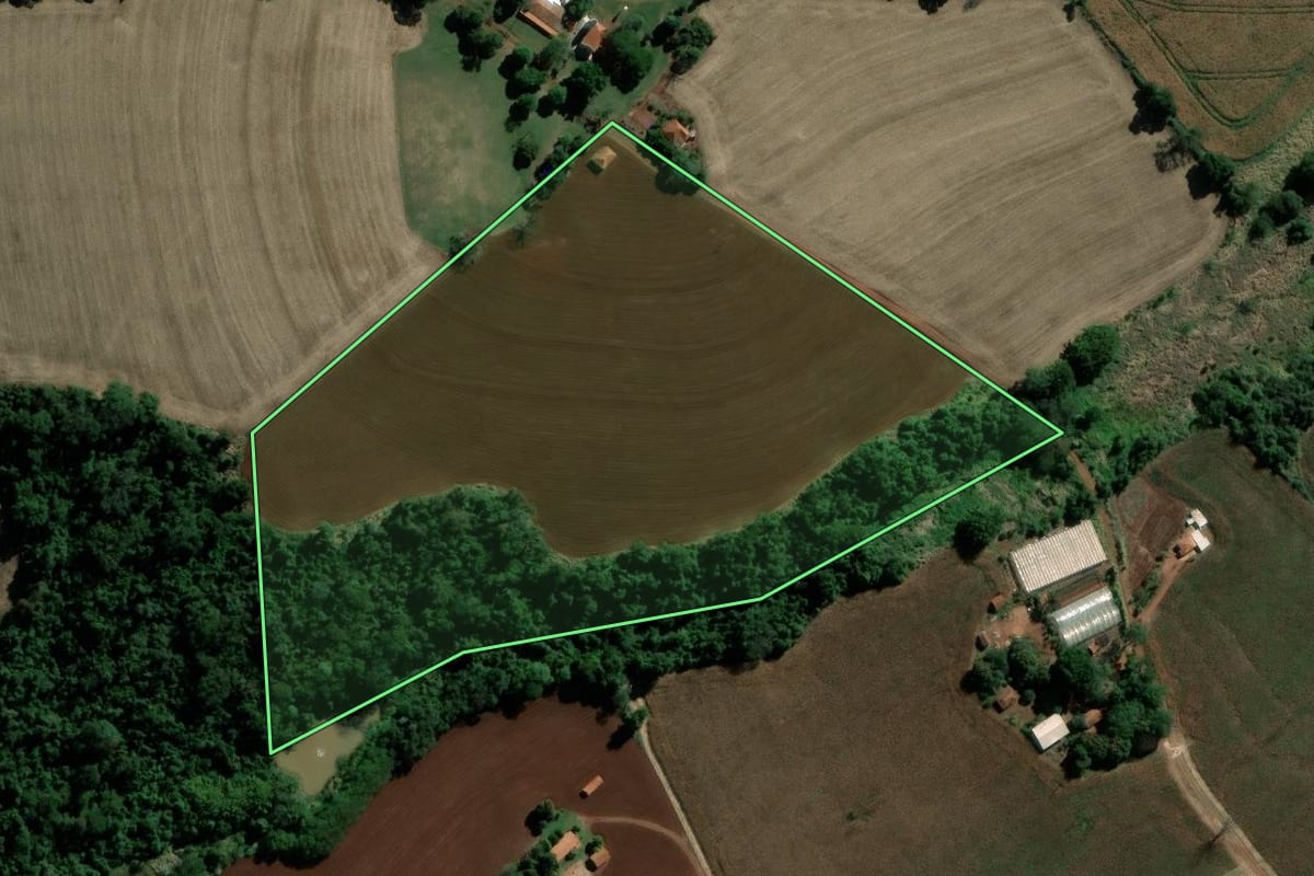 Imagem de satélite do imóvel rural em Santa Cruz do Rio Pardo (SP), com o contorno declarado no CAR desenhado por cima.