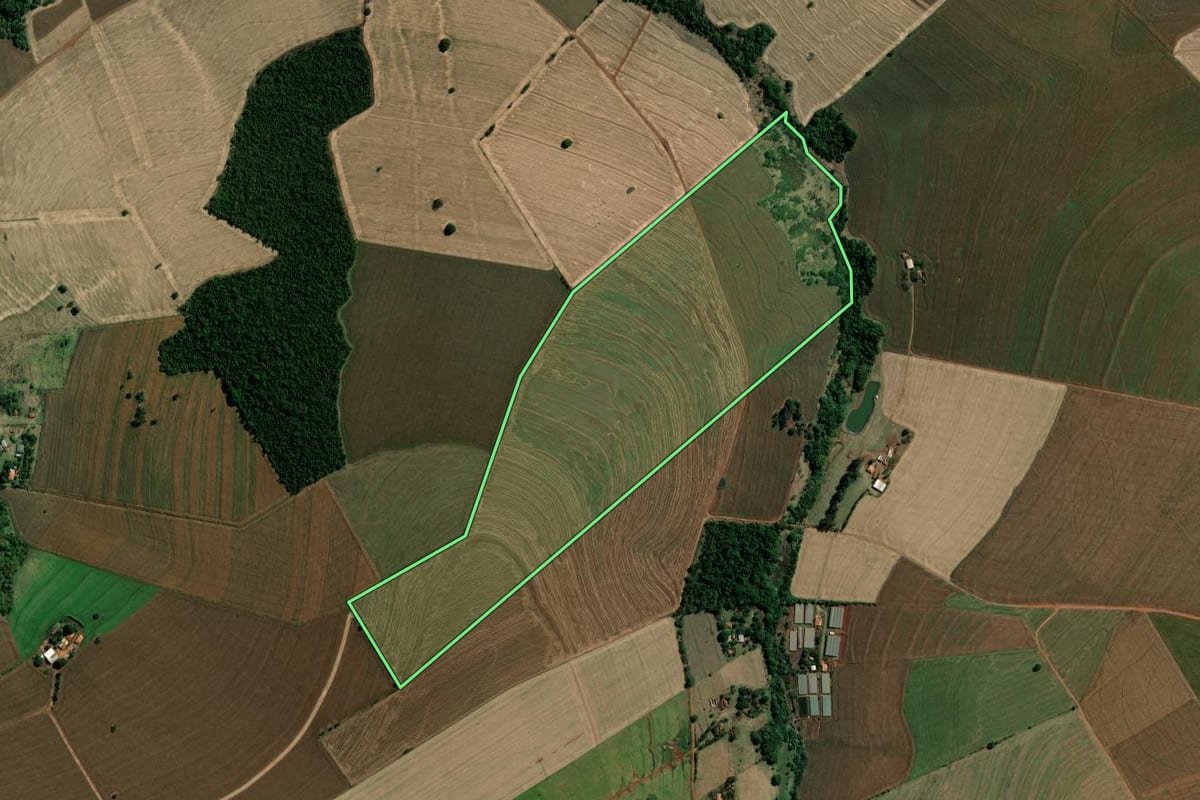 Imagem de satélite do imóvel rural em Santa Cruz do Rio Pardo (SP), com o contorno declarado no CAR desenhado por cima.
