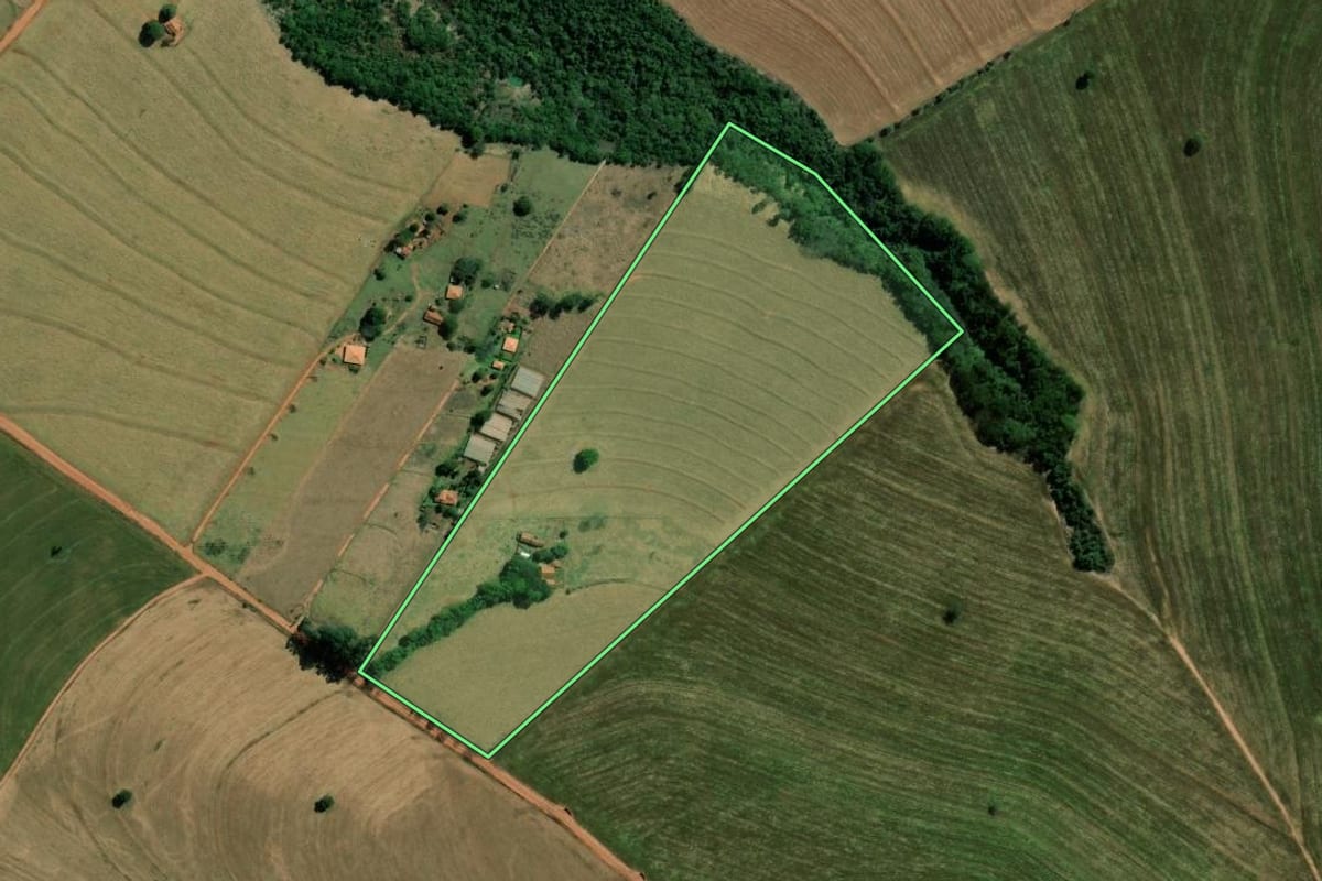 Imagem de satélite do imóvel rural em Santa Cruz do Rio Pardo (SP), com o contorno declarado no CAR desenhado por cima.
