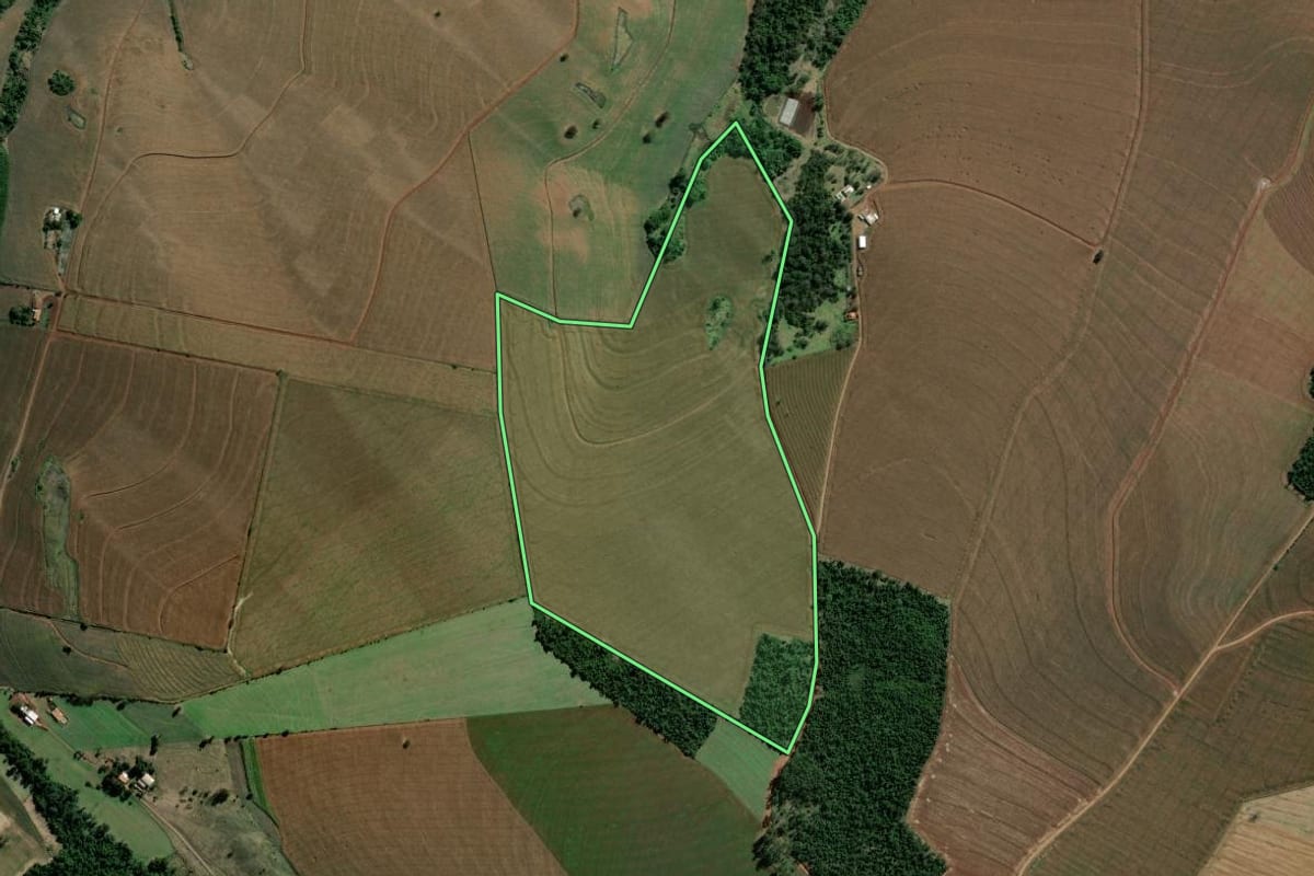 Imagem de satélite do imóvel rural em Santa Cruz do Rio Pardo (SP), com o contorno declarado no CAR desenhado por cima.