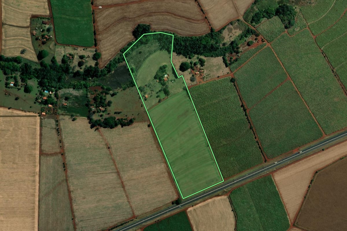 Imagem de satélite do imóvel rural em Santa Cruz do Rio Pardo (SP), com o contorno declarado no CAR desenhado por cima.