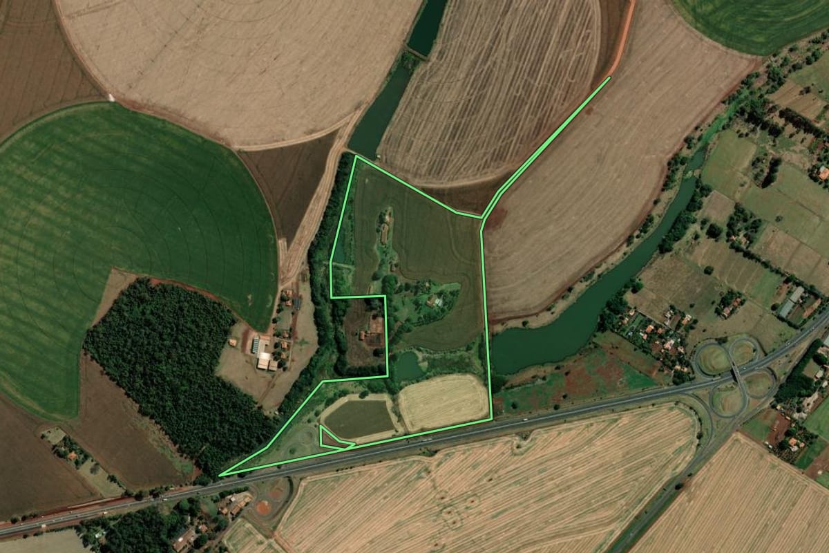 Imagem de satélite do imóvel rural em Santa Cruz do Rio Pardo (SP), com o contorno declarado no CAR desenhado por cima.