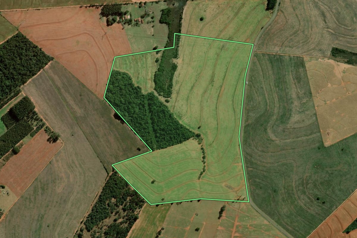 Imagem de satélite do imóvel rural em Santa Cruz do Rio Pardo (SP), com o contorno declarado no CAR desenhado por cima.