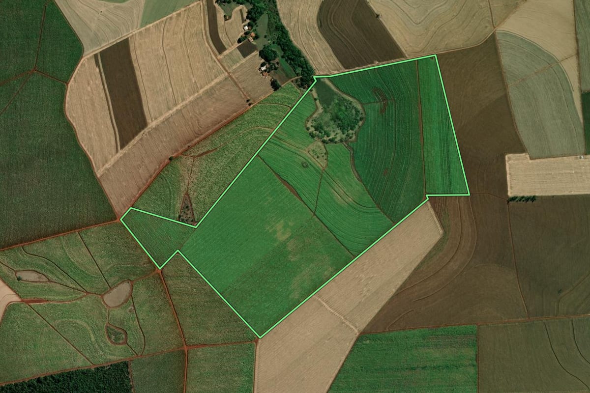 Imagem de satélite do imóvel rural em Santa Cruz do Rio Pardo (SP), com o contorno declarado no CAR desenhado por cima.