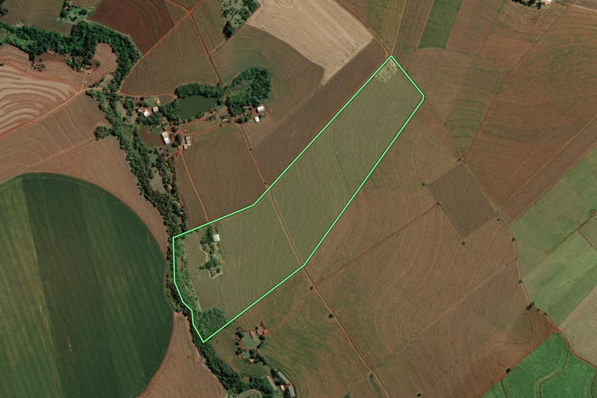 Imagem de satélite do imóvel rural em Santa Cruz do Rio Pardo (SP), com o contorno declarado no CAR desenhado por cima.