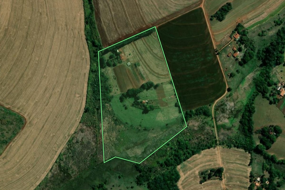 Imagem de satélite do imóvel rural em Santa Cruz do Rio Pardo (SP), com o contorno declarado no CAR desenhado por cima.