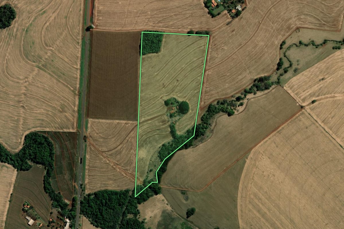 Imagem de satélite do imóvel rural em Santa Cruz do Rio Pardo (SP), com o contorno declarado no CAR desenhado por cima.