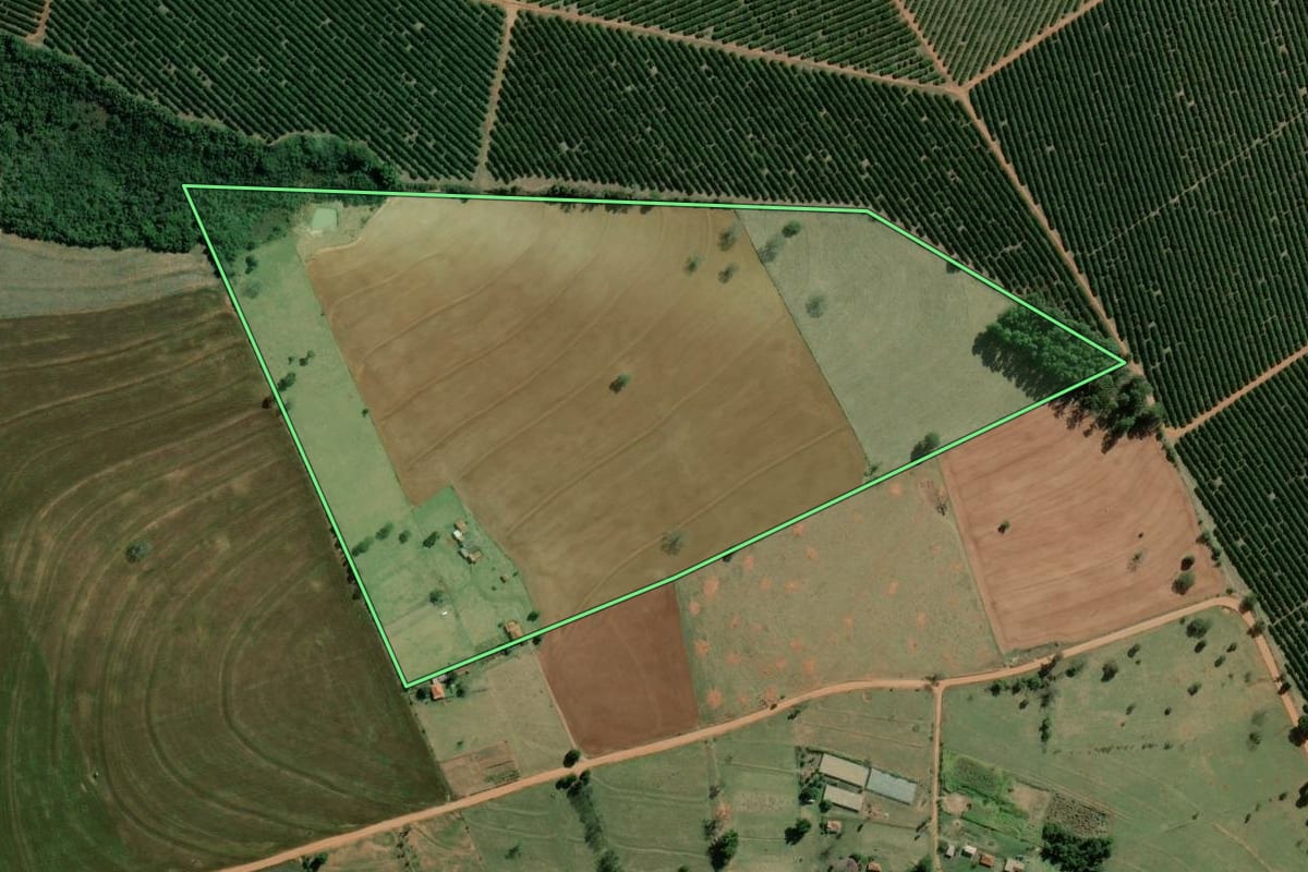 Imagem de satélite do imóvel rural em Santa Cruz do Rio Pardo (SP), com o contorno declarado no CAR desenhado por cima.