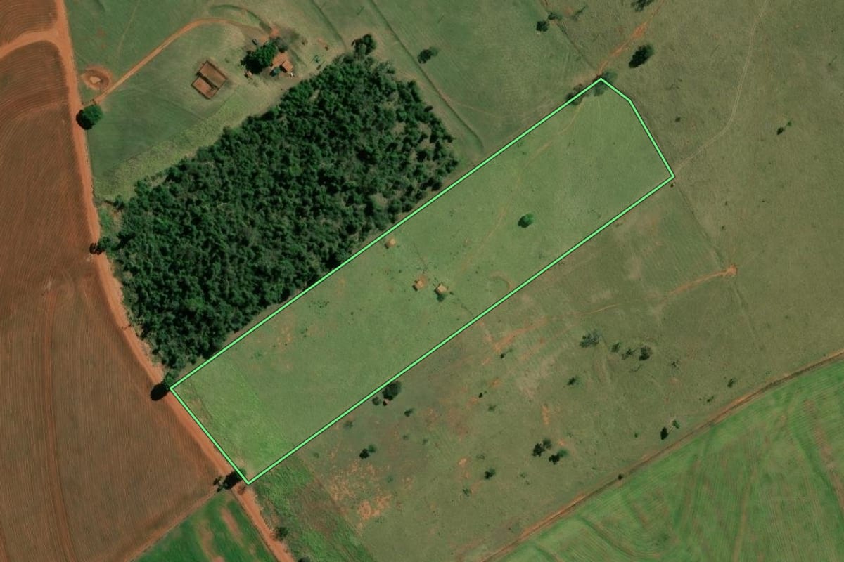 Imagem de satélite do imóvel rural em Santa Cruz do Rio Pardo (SP), com o contorno declarado no CAR desenhado por cima.