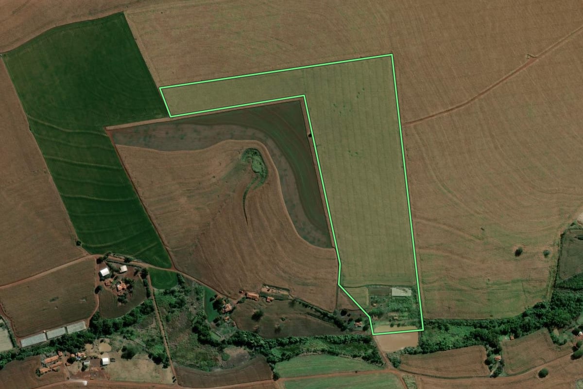 Imagem de satélite do imóvel rural em Santa Cruz do Rio Pardo (SP), com o contorno declarado no CAR desenhado por cima.