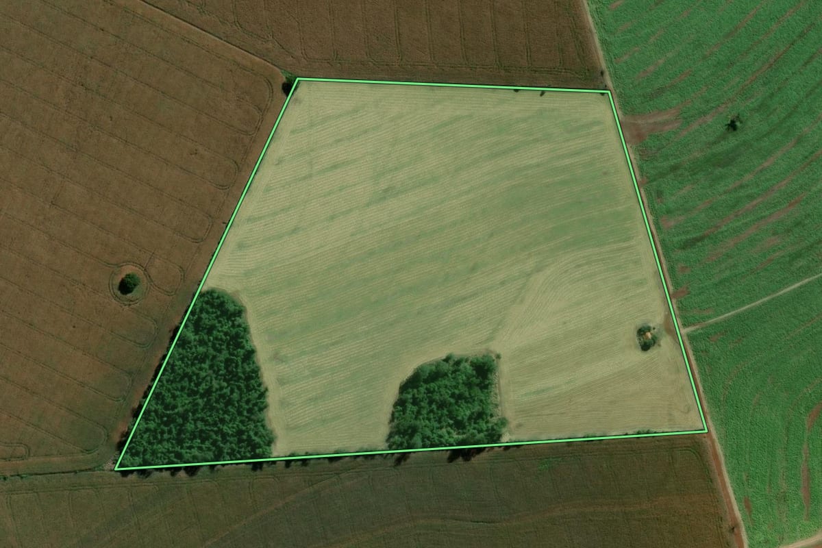 Imagem de satélite do imóvel rural em Santa Cruz do Rio Pardo (SP), com o contorno declarado no CAR desenhado por cima.