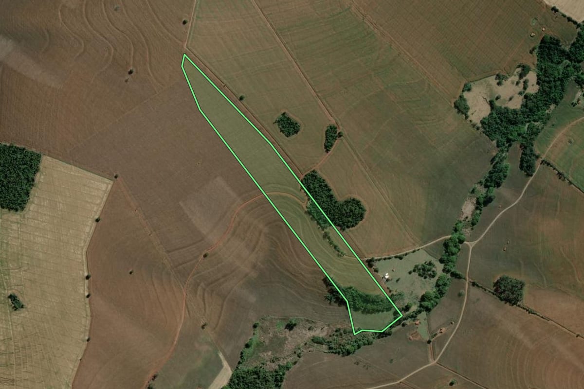 Imagem de satélite do imóvel rural em Santa Cruz do Rio Pardo (SP), com o contorno declarado no CAR desenhado por cima.