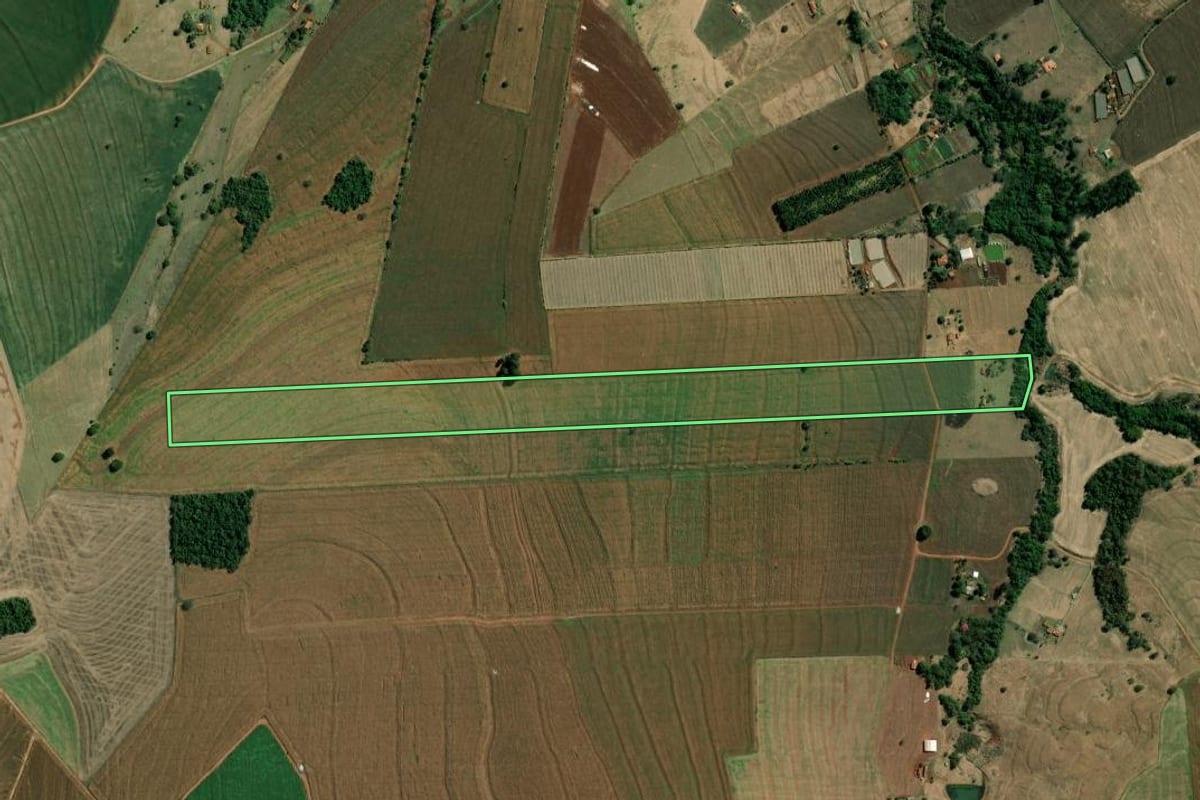 Imagem de satélite do imóvel rural em Santa Cruz do Rio Pardo (SP), com o contorno declarado no CAR desenhado por cima.