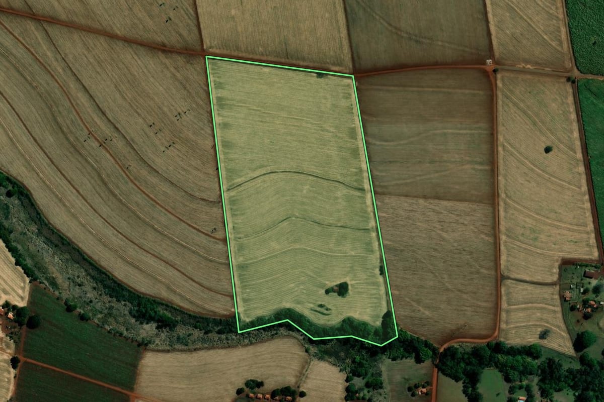 Imagem de satélite do imóvel rural em Santa Cruz do Rio Pardo (SP), com o contorno declarado no CAR desenhado por cima.