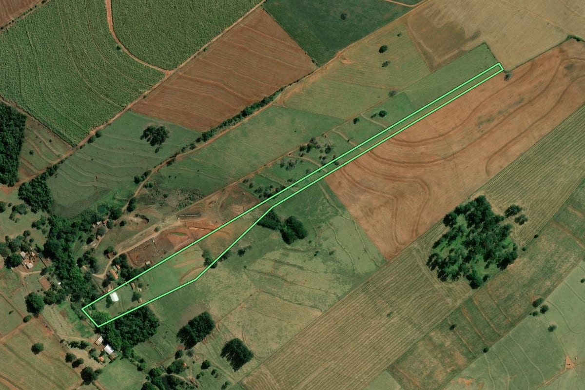 Imagem de satélite do imóvel rural em Santa Cruz do Rio Pardo (SP), com o contorno declarado no CAR desenhado por cima.