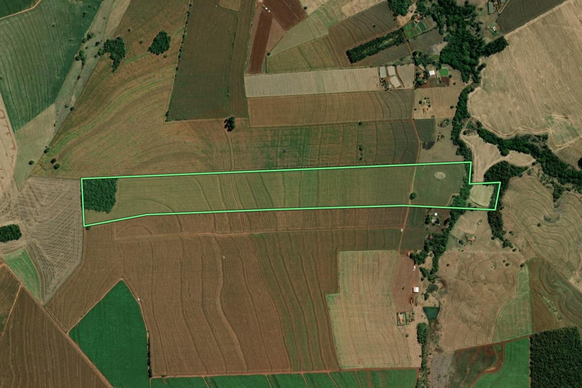 Imagem de satélite do imóvel rural em Santa Cruz do Rio Pardo (SP), com o contorno declarado no CAR desenhado por cima.