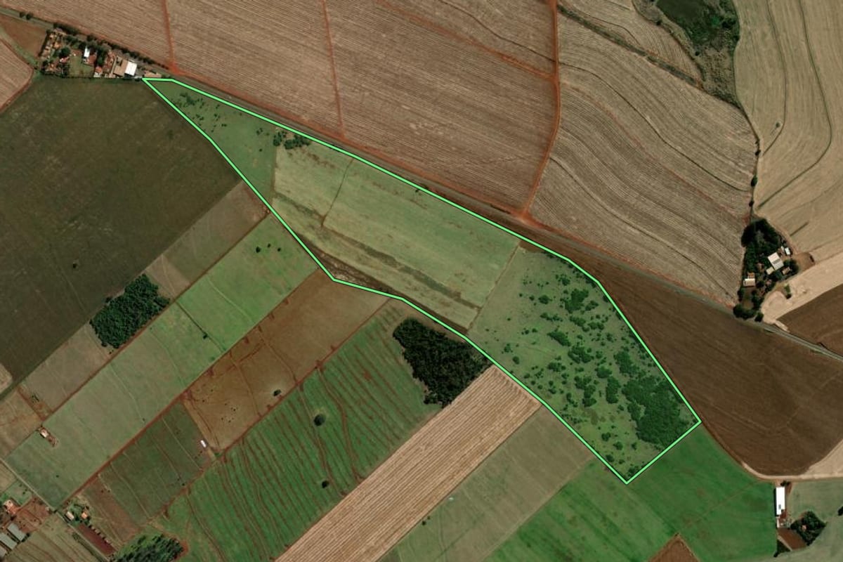 Imagem de satélite do imóvel rural em Santa Cruz do Rio Pardo (SP), com o contorno declarado no CAR desenhado por cima.