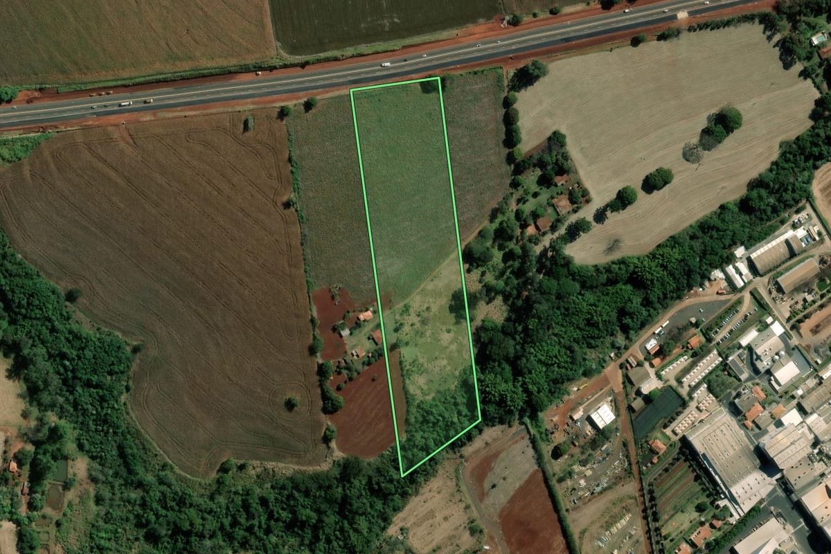 Imagem de satélite do imóvel rural em Santa Cruz do Rio Pardo (SP), com o contorno declarado no CAR desenhado por cima.