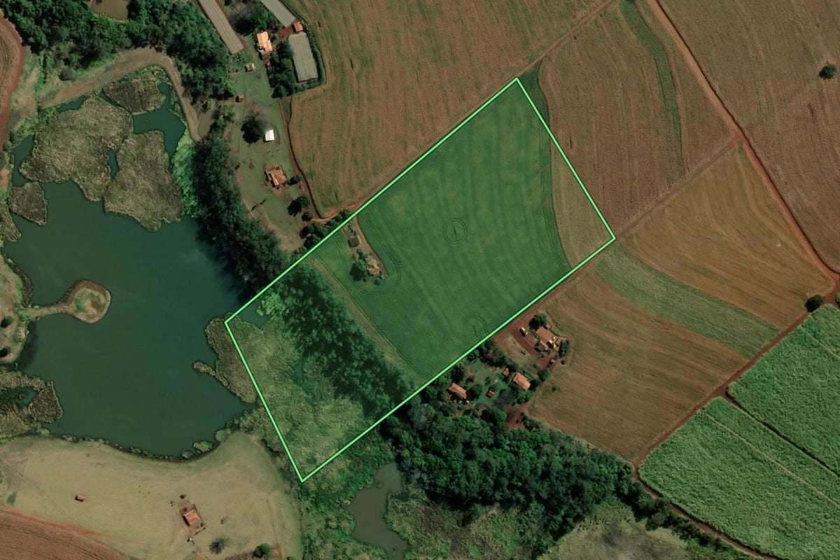 Imagem de satélite do imóvel rural em Santa Cruz do Rio Pardo (SP), com o contorno declarado no CAR desenhado por cima.