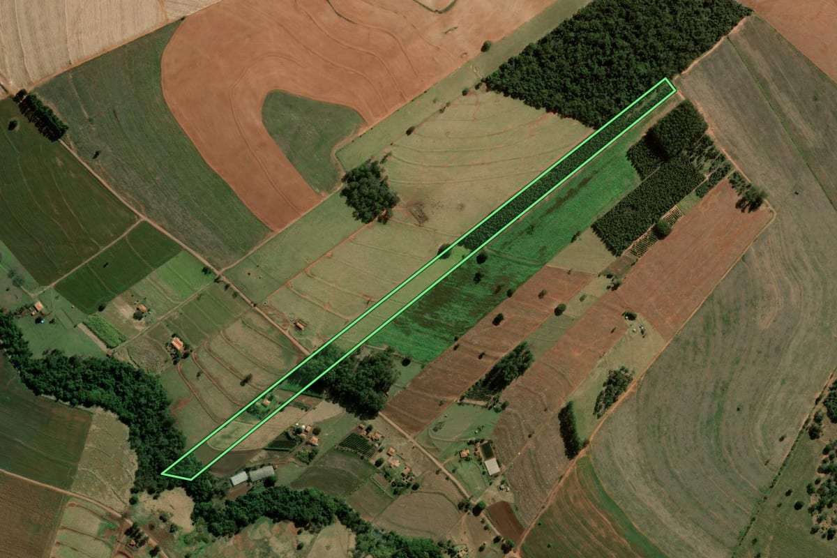 Imagem de satélite do imóvel rural em Santa Cruz do Rio Pardo (SP), com o contorno declarado no CAR desenhado por cima.