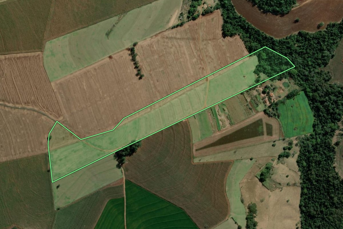 Imagem de satélite do imóvel rural em Santa Cruz do Rio Pardo (SP), com o contorno declarado no CAR desenhado por cima.