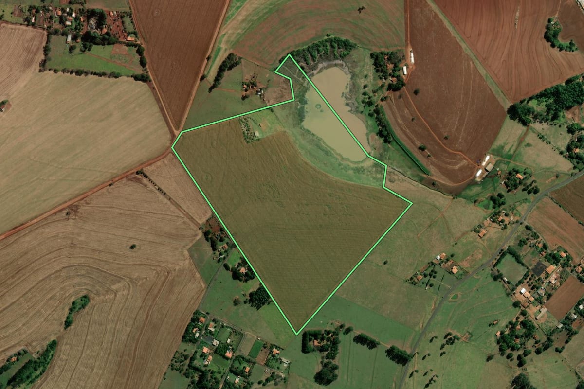 Imagem de satélite do imóvel rural em Santa Cruz do Rio Pardo (SP), com o contorno declarado no CAR desenhado por cima.