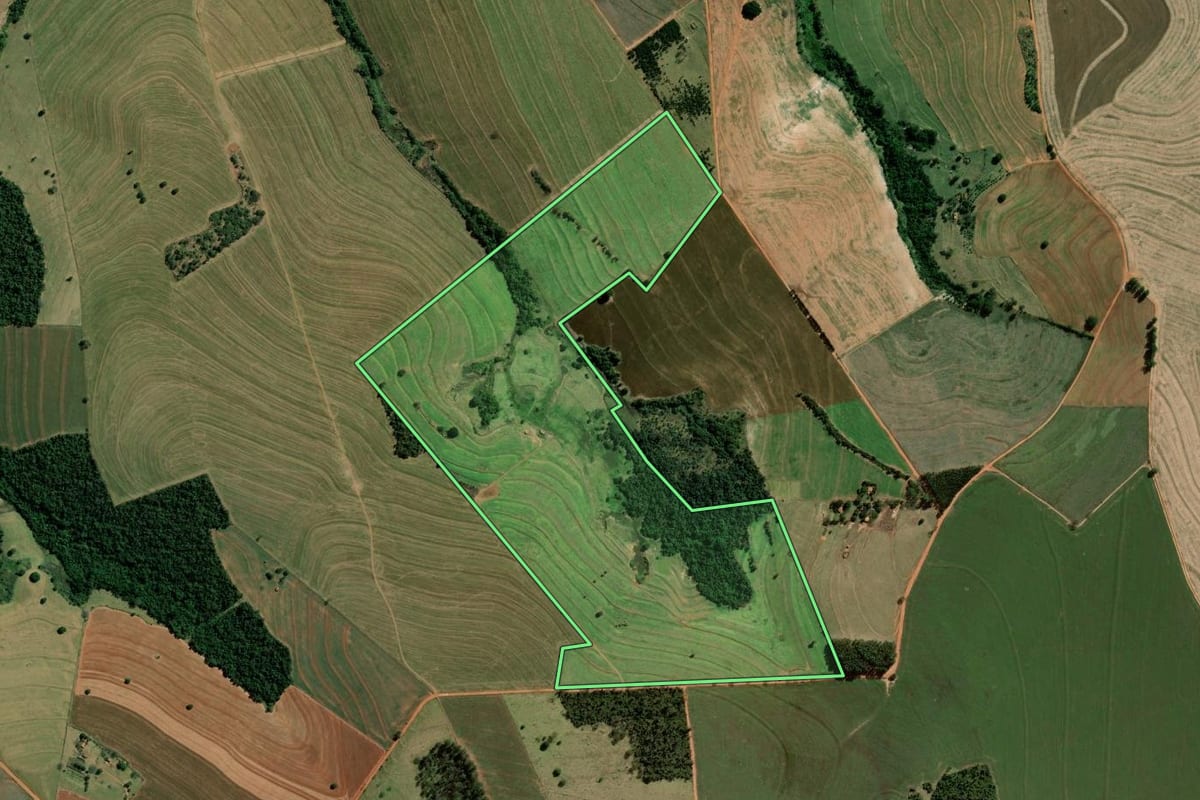 Imagem de satélite do imóvel rural em Santa Cruz do Rio Pardo (SP), com o contorno declarado no CAR desenhado por cima.