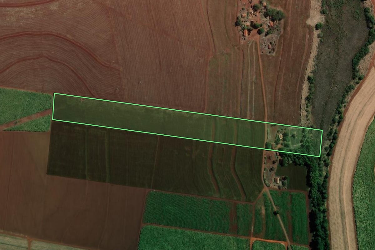 Imagem de satélite do imóvel rural em Santa Cruz do Rio Pardo (SP), com o contorno declarado no CAR desenhado por cima.